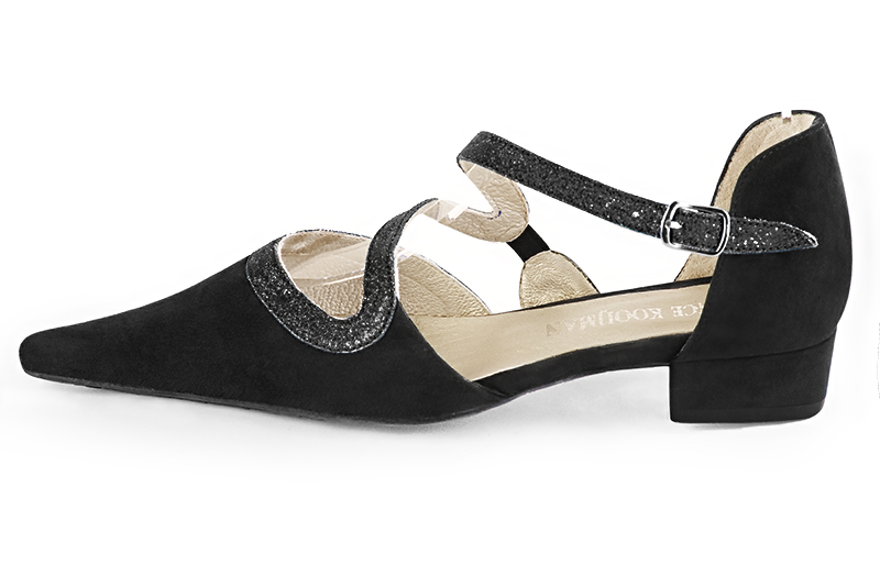 Matt black women's open side shoes, with snake-shaped straps. Pointed toe. Low block heels. Profile view - Florence KOOIJMAN